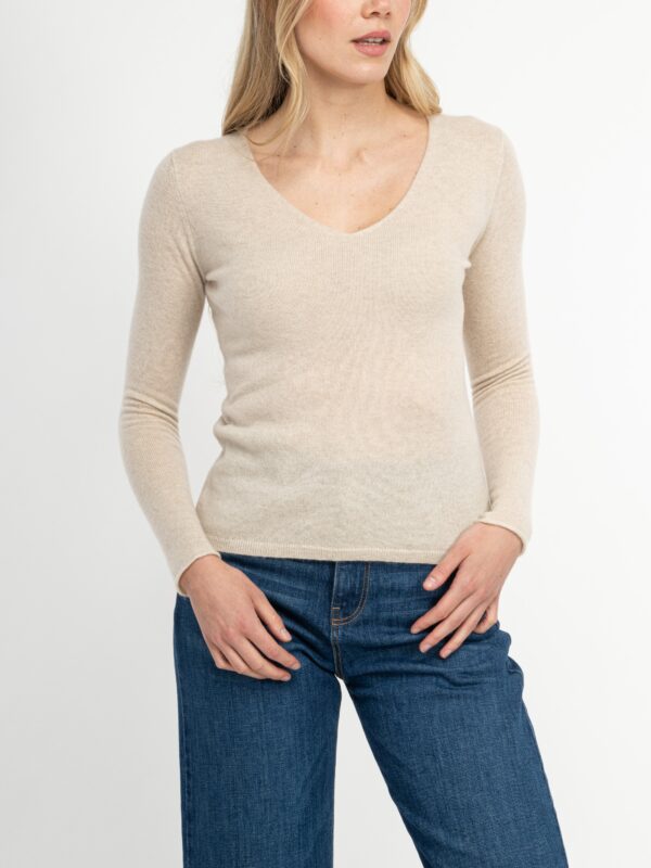 Farbe champagner 100% cashmere v- ausschnitt pullover eng tailliert geschnitten mit lang ganz