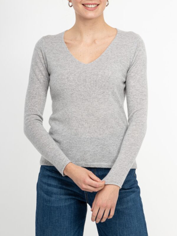 grey melage 100% cashmere v- ausschnitt pullover eng tailliert geschnitten mit lang arm