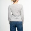 hintere Ansicht vom grey melange 100% cashmere v- ausschnitt Pullover eng tailliert geschnitten mit lang arm