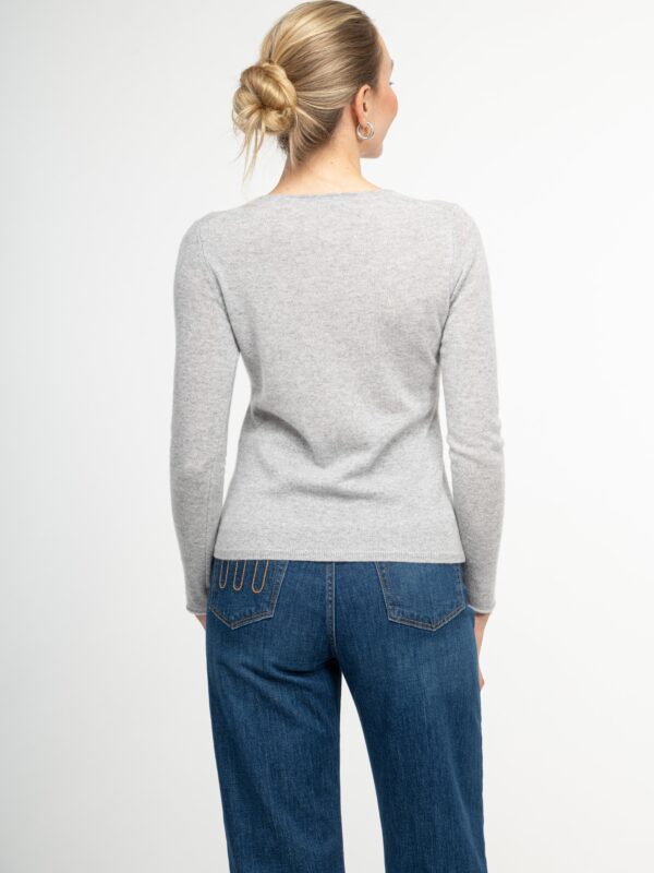 hintere Ansicht vom grey melange 100% cashmere v- ausschnitt Pullover eng tailliert geschnitten mit lang arm