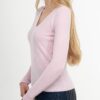 Seiten Ansicht vom eng geschnittener v -ausschnitt Pullover in rosa mit lang arm